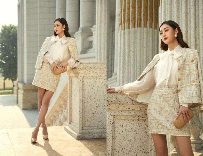 Cô gái diện chân váy jean dài với áo len cổ lọ, áo khoác blazer, boots cổ cao cho phong cách thu đông sành điệu